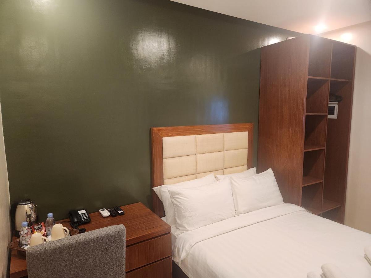 Herencia 625 Hotel